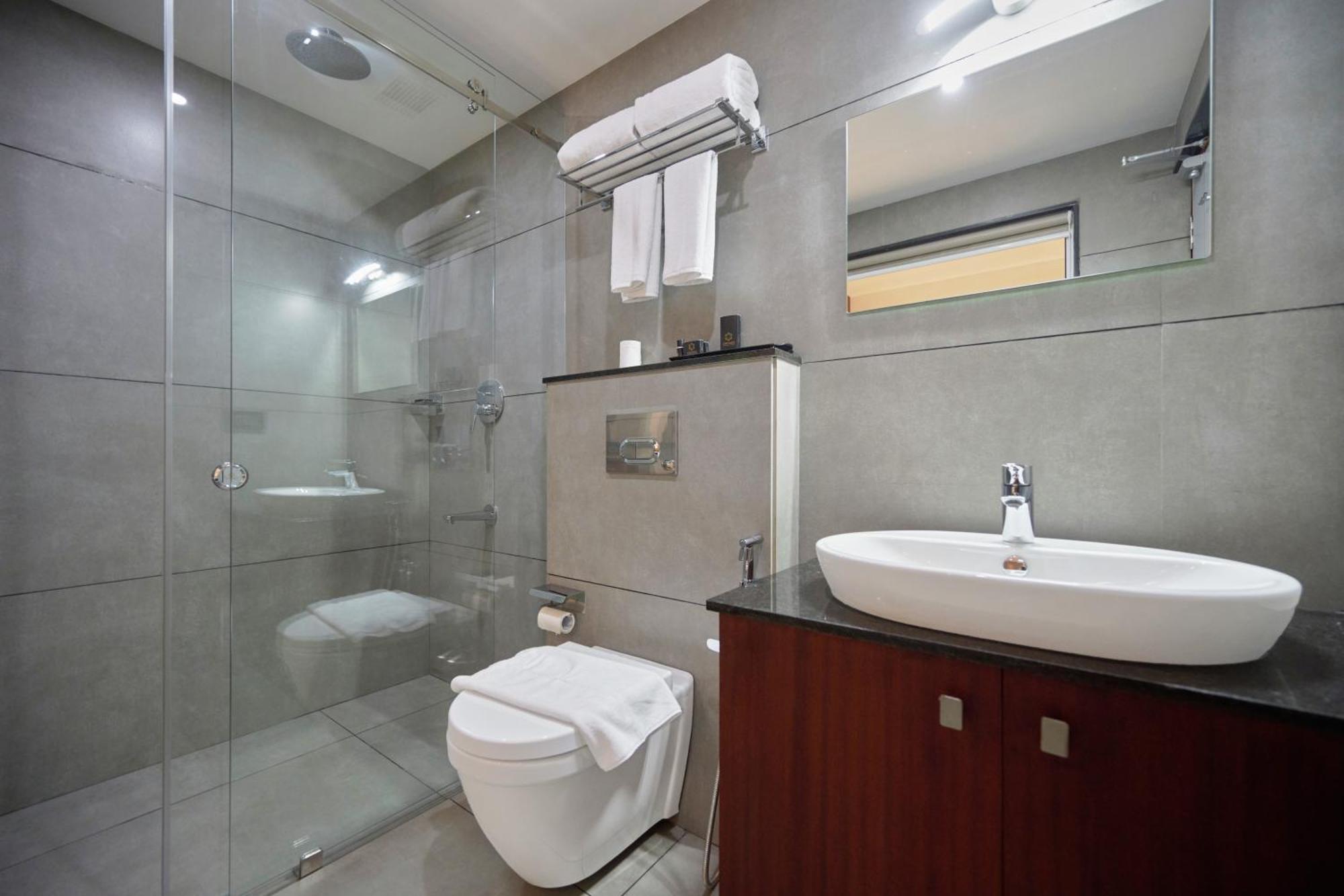 Hotel Q-White Crescent Kochi Esterno foto