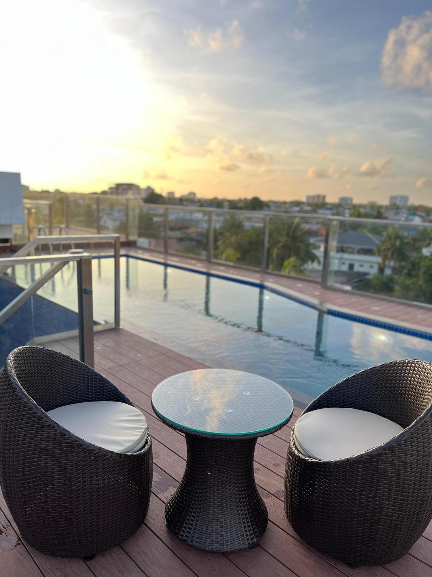 Hotel Q-White Crescent Kochi Esterno foto